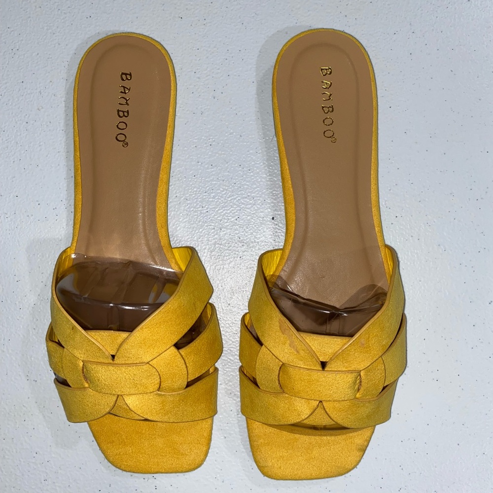 Flat sandal yellowish-gold
